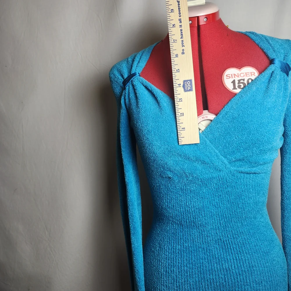 Vibrant Turquoise Long Sleeve V-neck Sweater - Picture 7 of 9